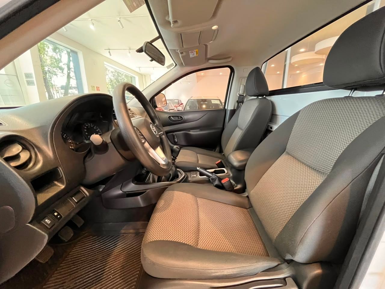 2022 Nissan NP300 2.5 Dh Aa Paq. De Seguridad Mt