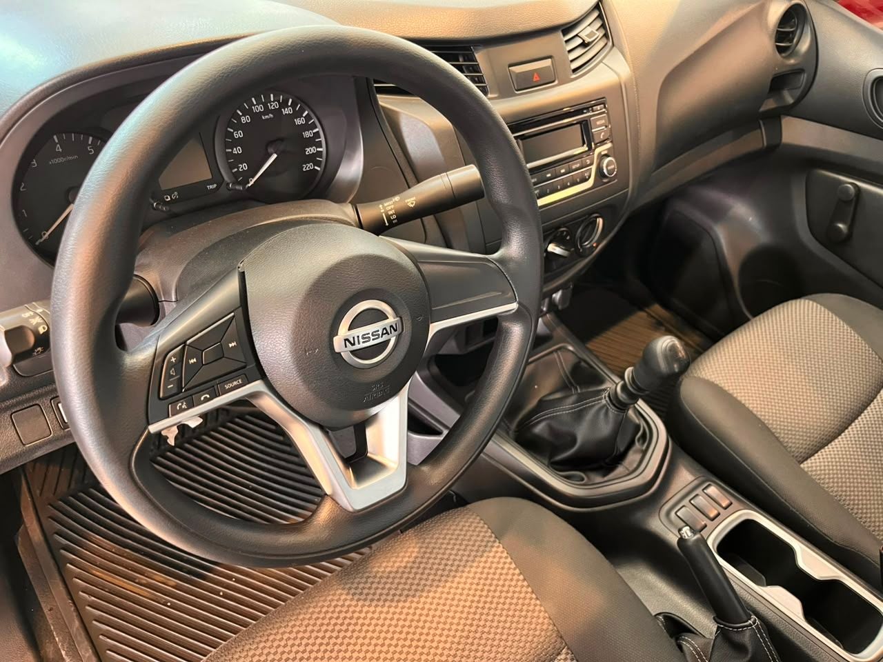 2022 Nissan NP300 2.5 Dh Aa Paq. De Seguridad Mt