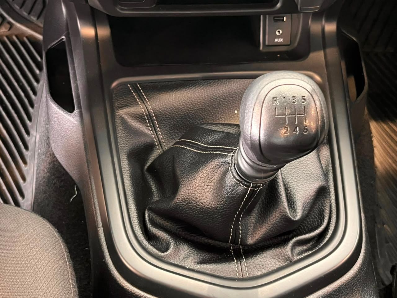2022 Nissan NP300 2.5 Dh Aa Paq. De Seguridad Mt