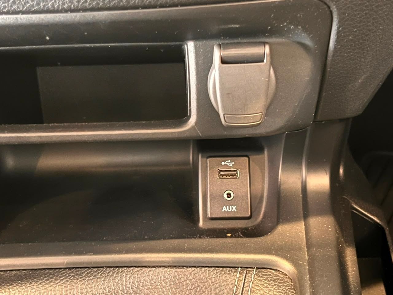 2022 Nissan NP300 2.5 Dh Aa Paq. De Seguridad Mt