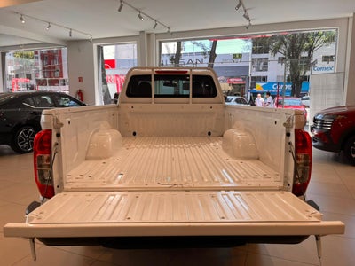 2022 Nissan NP300 2.5 Dh Aa Paq. De Seguridad Mt