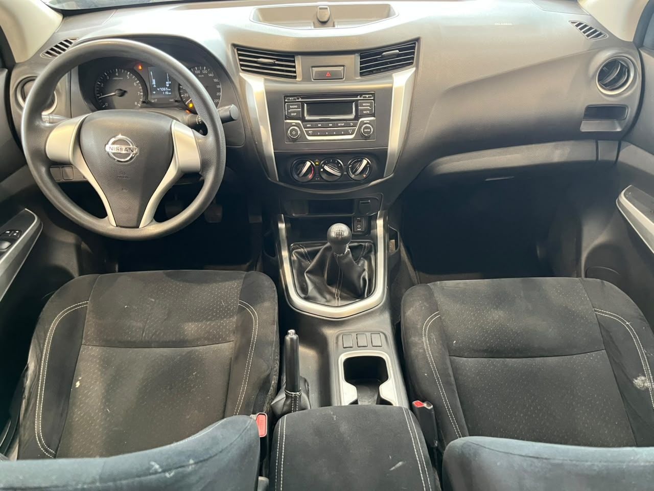 2017 Nissan NP300 2.4 Doble Cabina Se Aa Pack Seg Mt