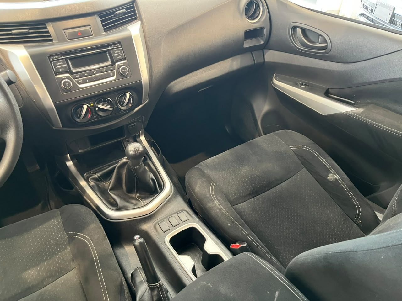 2017 Nissan NP300 2.4 Doble Cabina Se Aa Pack Seg Mt
