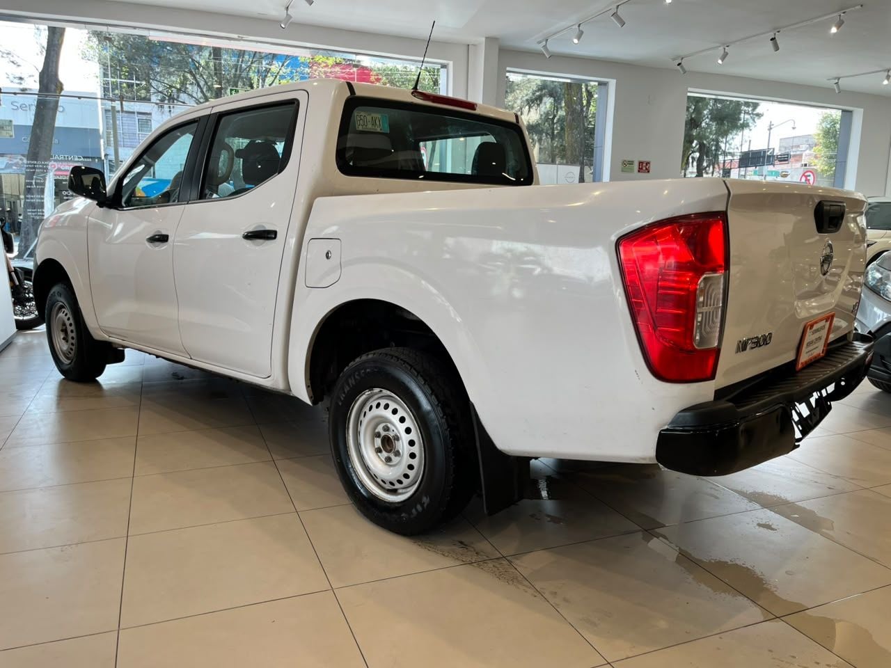 2017 Nissan NP300 2.4 Doble Cabina Se Aa Pack Seg Mt