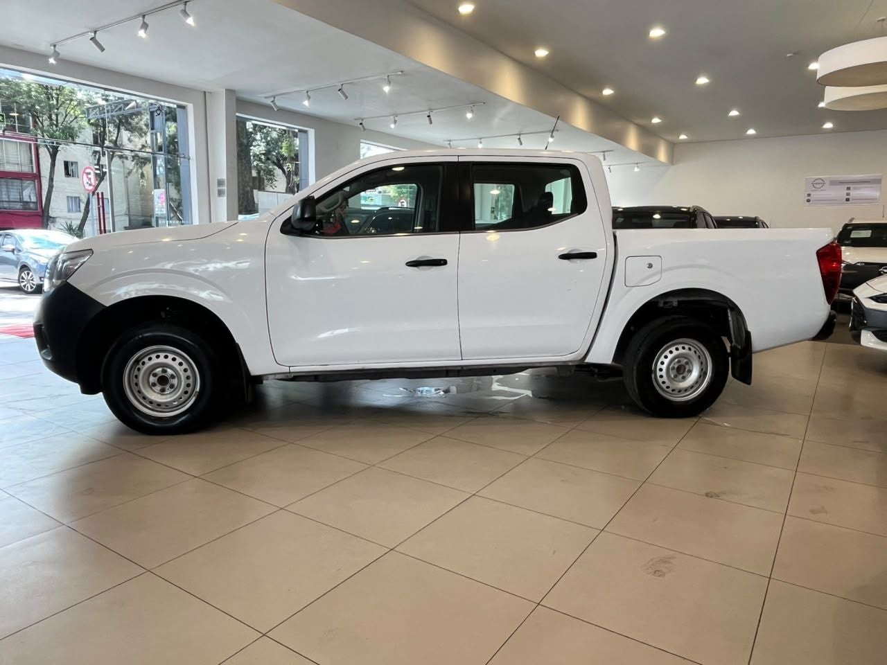 2017 Nissan NP300 2.4 Doble Cabina Se Aa Pack Seg Mt