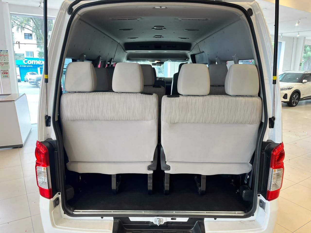 2025 Nissan Urvan 2.5 14 Pasajeros Amplia AA Mt