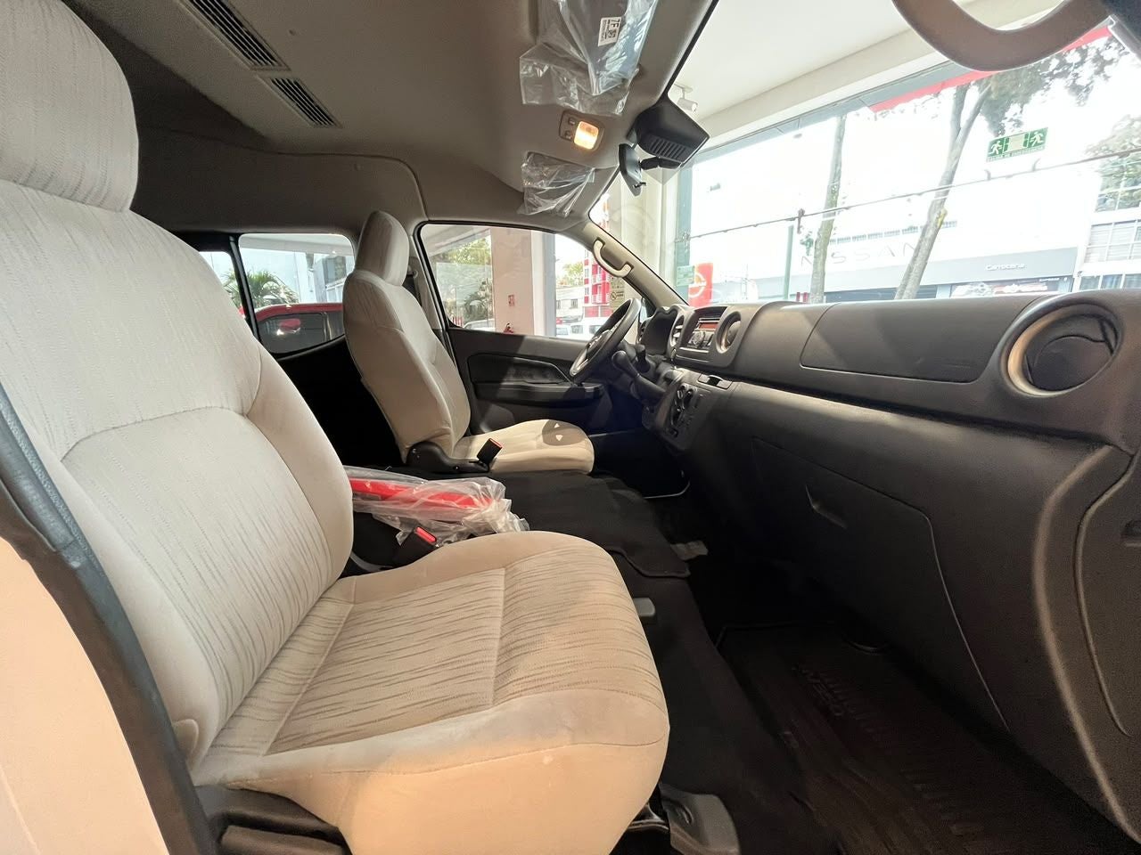 2025 Nissan Urvan 2.5 14 Pasajeros Amplia AA Mt