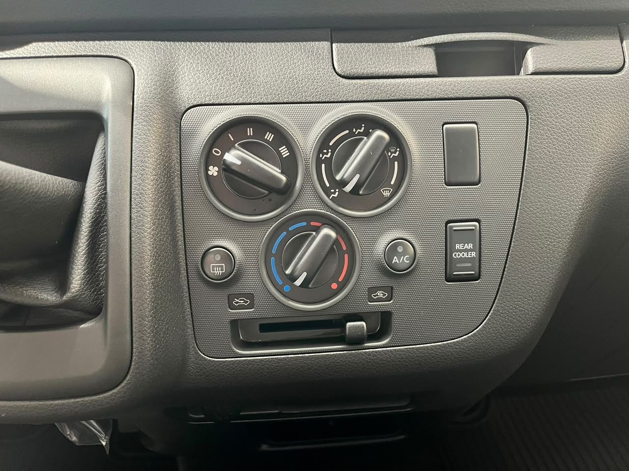 2025 Nissan Urvan 2.5 14 Pasajeros Amplia AA Mt