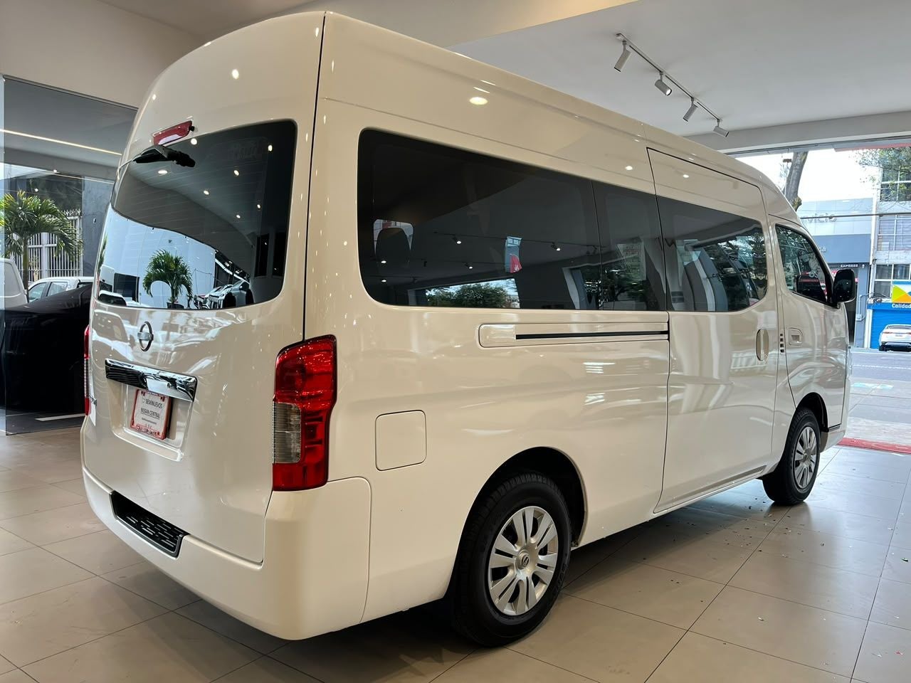 2025 Nissan Urvan 2.5 14 Pasajeros Amplia AA Mt