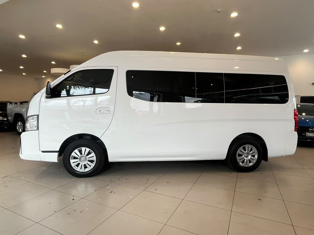 2025 Nissan Urvan 2.5 14 Pasajeros Amplia AA Mt
