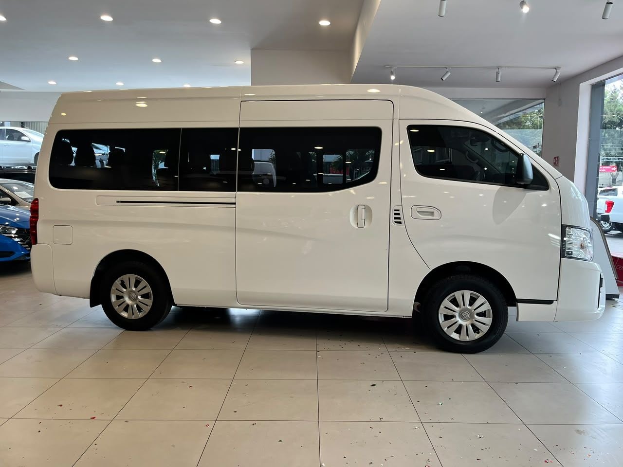 2025 Nissan Urvan 2.5 14 Pasajeros Amplia AA Mt