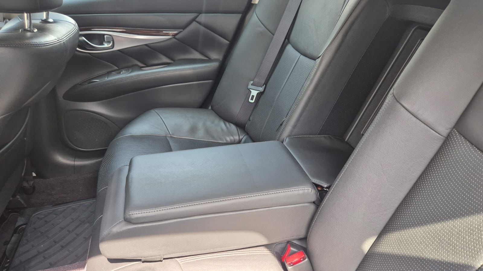 2017 INFINITI Q70 3.7 V6 Seduction At